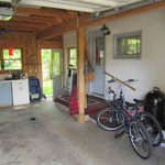 Garage mit Zugang zu Wohnzimmer und Garten