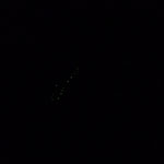 Wer genau hinschaut, sieht ein paar leuchtende Punkte im Dunkel... Das ist der Wurm.