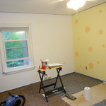 Die erste Wand ist weiß gestrichen.... der Anfang zu einem schöneren Zimmer ist also getan ;)