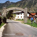 Ebensee 2003, Lagertor (heute in einem Wohngebiet), Foto: K.-P. Schambach