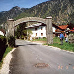 Ebensee 2003, Lagertor (heute in einem Wohngebiet), Foto: K.-P. Schambach