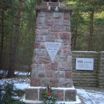 Mahnmal im Jonastal am 2. Dezember 2005 - privates Archiv Klaus-Peter Schambach