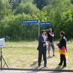 04.06.2011 - Anlässlich des 20. Treffens der Partnergemeinden Crawinkel und Juniville haben die Bürgermeister Onno Eckert und Jean-Pol Simon den Platz hinter dem Crawinkler Bahnhof auf den Namen "Juniville-Platz" getauft.