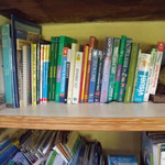 espace bibliothèque dans la pièce commune : de nombreux guides et cartes à votre disposition