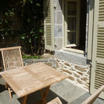 Teck sur la terrasse de la chambre Tintamarre