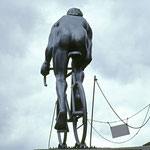 Knackarsch, Statuette von Tom Simpson auf dem Col du Tourmalet, Pyreneés, F