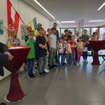 Die Hauptpersonen der Vernissage unsere ukrainischen Waisenkinder