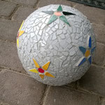 Mosaik-Kugel mit Blütenmuster