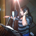EN EL ESTUDIO DE GRABACION PRODUCIENDO MIS TEMAS