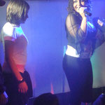 CON UNA FAN EN PLENO SHOW MUSICAL