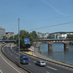 Saar mit Stadtautobahn, über der Saar: Alte Brücke