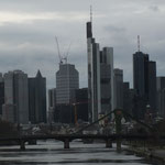 Deutschherrenbrücke mit Blick auf Flößerbrücke und Skyline