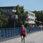 Alte Brücke mit Blumengirlanden an Laternen