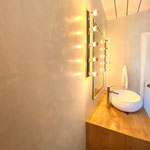 Badezimmer in Sumpfkalkglätte 1:1 "Spiegel-Glätte" eingefärbt mit Naturpigmenten