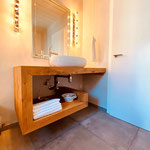 Badezimmer in Sumpfkalkglätte 1:1 "Spiegel-Glätte" eingefärbt mit Naturpigmenten