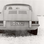 1962: Winter test drive in Weissach / Winter-Testfahrt in Weissach: auffällig sind die noch grob wirkenden Lüftungsschlitze in der Motorhaube