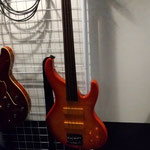 フレットレスベース。Bossa(ボットリの方)です。