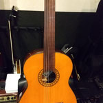 これも珍品。クラギのフレットレス。Takamine製です。