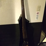 こんなのもありますよ。サイレントWベース。YAMAHAよりも先にエレキバイオリンを作っていたR&Bell製です。