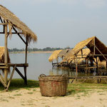 Des petites cabanes sont même construites sur l'eau. Les cambodgiens aiment s'y retrouver pour pique-niquer et faire la sieste.