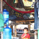 L’intérieur de cette maison : vous découvrez l’aération par le sol. Les cambodgiens dorment régulièrement dans un hamac, et non dans un lit.