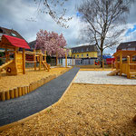 Teilverkleidete unbesäumte Spieltürme für U3 und Ü3 Kinder aus massiver Robinie.