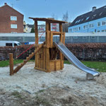 Spielturm mit unterschiedlichen Spielwerten wie rutschen und klettern.