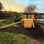 6-eck Kletterturm aus Robinie mit verschieden anspruchsvollen Kletteraufstiegen.