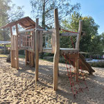 Spielplatz Rutschenturm und Kletterturm aus Robinie mit Rampe und extra hoher Kletterwand.