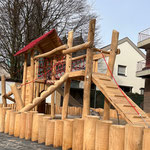 Spielanlage aus 2 Spieltürmen mit Jungelbrücke und teilverkleidet unbesäumt im unteren Bereich.
