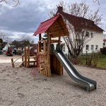 Große Spielplatzanlage aus Rutschenturm und Kletterturm aus Robinie.