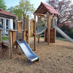Massiv Holz Spielturmkombination aus Robinie auf Spielplatz und Kindergarten in natürlicher Form.