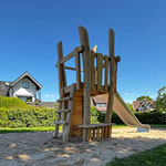 Kleiner Rutschenturm aus Robinie mit Spieltresen und Sitzbank. Als Aufstieg Leiter und Kletterwand.
