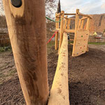 Sechseck Kletterturm aus Robinie mit Kletterrampe Wackelleiter und Boulderwand.
