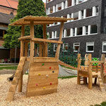 Individuell planbare U3 und Ü3 Spielanlage aus Robinie in Schiffsform mit Jungelbrücke.