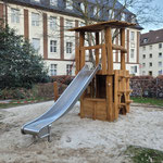 Kletterturm im Kindergarten mit Hühnerleiter und Rutsche.