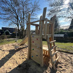 Kleiner Spielturm aus Robinie zum klettern und rutschen.