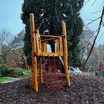 Kleiner Spielturm mit Sprossenleiter und Rutsche