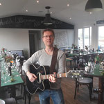 Oliver von 6-Strings-and-a-Drum 2018 UnsinkBar Drager Strand 