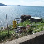 沖島島民の水の供給源（すぐ近くに浄水施設がある）