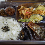 沖島弁当は沖島の恵みいっぱいで美味しい（びわます、ほんもろこ、エビ豆、うろり佃煮、野菜てんぷらなど）