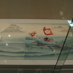 明智秀満　湖水渡りの絵（2020.9）　大津市歴史博物館蔵。水中の様子も描かれている。目指すは対岸の唐崎の松。この時の鞍は西教寺に保存されている。ちなみに、馬はかなづちではありません
