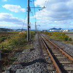 まっすぐな線路　JR草津線の三雲駅と甲西駅の間　左側奥に比叡山、右側に三上山（近江富士）が見える（2022.11.14）