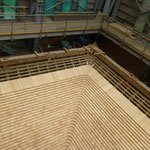 比叡山根本中堂の大改修（2023.5.5）　廻廊屋根の修復で新しい木曽の天然サワラの板（長さ45センチ、厚さ2.4センチ）がきれいに敷き詰められている。特に角の所が巧みで美しくて感動もの。