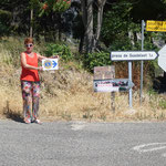 Auf Erkundungsfahrt im August: Richtungsanzeige zum Stausee von Guadalest