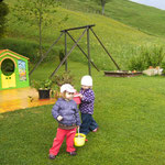 Spielplatz abseits von Straßen und Lärm