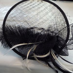 Teller Fascinator, weiss/schwarz, Naturstroh mit Federn €115 SOLD