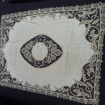 French table-cloth. Linen with incredible embroidery and lace work. 138 x 100. € 330