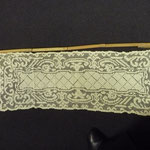 Small linen filet worked curtain. 90 x 33, all intact and robust. €90