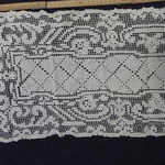 Small linen filet worked curtain. 90 x 33, all intact and robust. €90
